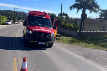 Mulher é conduzida ao hospital com suspeita de traumatismo cranioencefálico após queda de triciclo