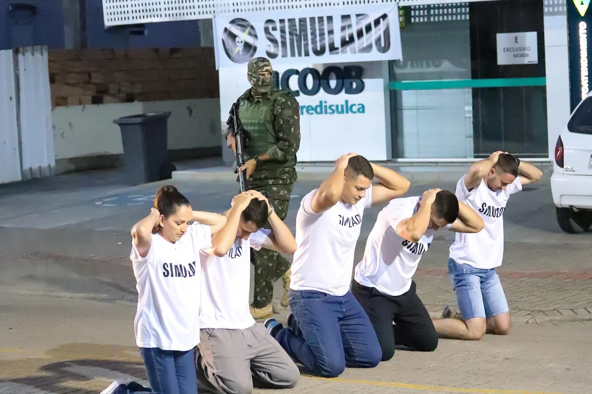 Fotos: PM de Criciúma realiza capacitação com simulado de roubo a banco nesta semana