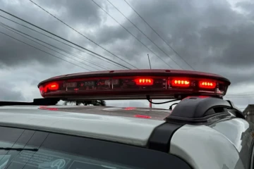 Mulher é surpreendida por assaltante e tem celular roubado ao deixar o trabalho em Criciúma
