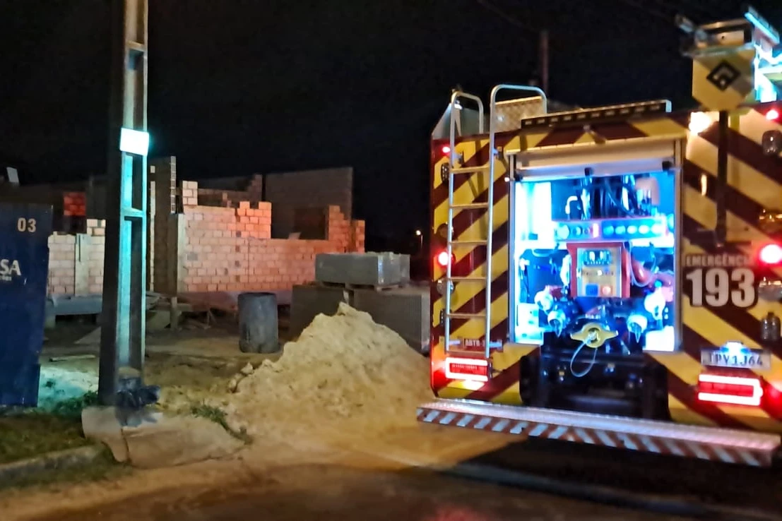 Incêndio atinge contêiner instalado em obra e danifica equipamentos de construção em Forquilhinha