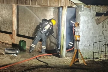 Fotos: incêndio em estufa de fumo provoca desabamento de telhado em Araranguá
