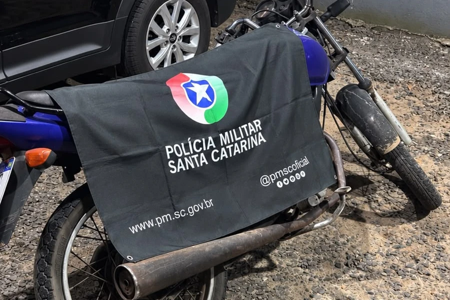 Motociclista foge da polícia por cinco quilômetros e realiza manobras perigosas durante perseguição
