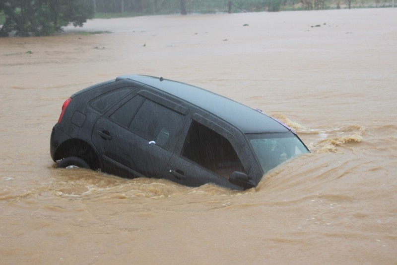 Com água na cintura, moradores ficam desolados na Quarta Linha