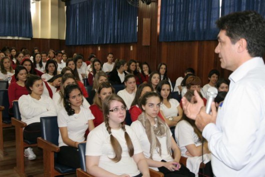 Clésio Salvaro é sabatinado por alunos do Colégio Universitário