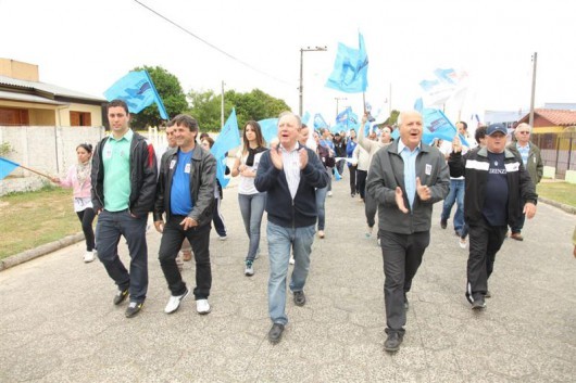 Dilnei e Sasso fazem bandeiraço no bairro Coloninha