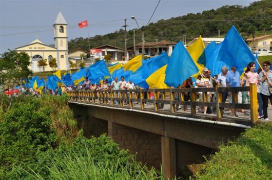 Geraldo e Arnon realizam caminhada no bairro de Villa, em Urussanga
