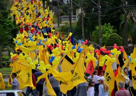 Marcos e Boaroli caminham com militantes no distrito de Caravaggio