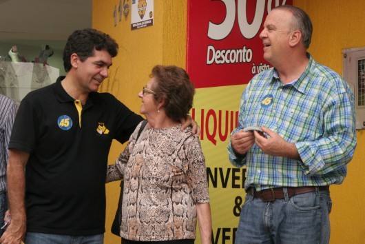 Salvaro e Márcio percorrem Henrique Lage e entregam santinhos na Centenário