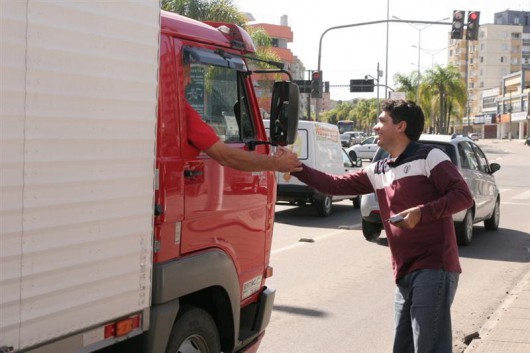 Salvaro faz campanha na avenida Centenário