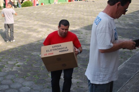 Votação começa com problemas em urnas