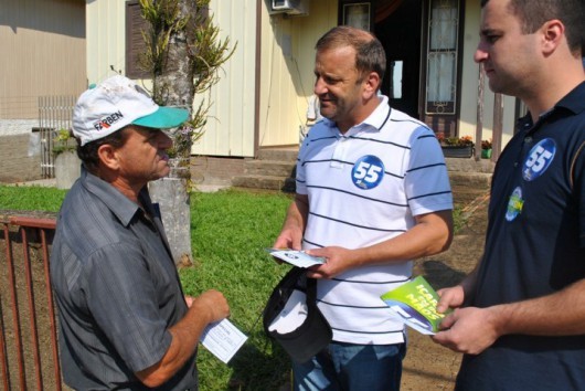 Zé Zanolli e Júlio Cechinel  andam pelas ruas do bairro Raichaski