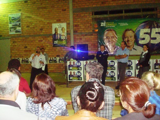Zé Zanolli e Júlio Cechinel visitam moradores da Terceira Linha