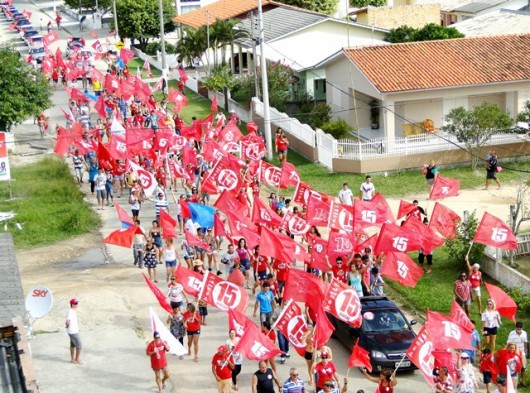 Jairo e Naelti realizam caminhada nas ruas do Rincão