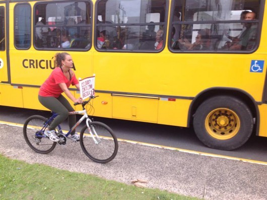 Jovens usam bicicletas, skates e patins para pedir ciclovia