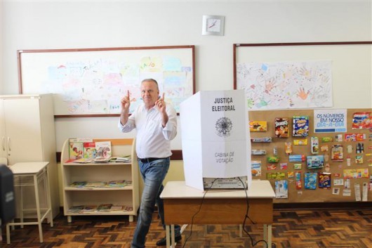Márcio Búrigo é o primeiro a votar em Criciúma
