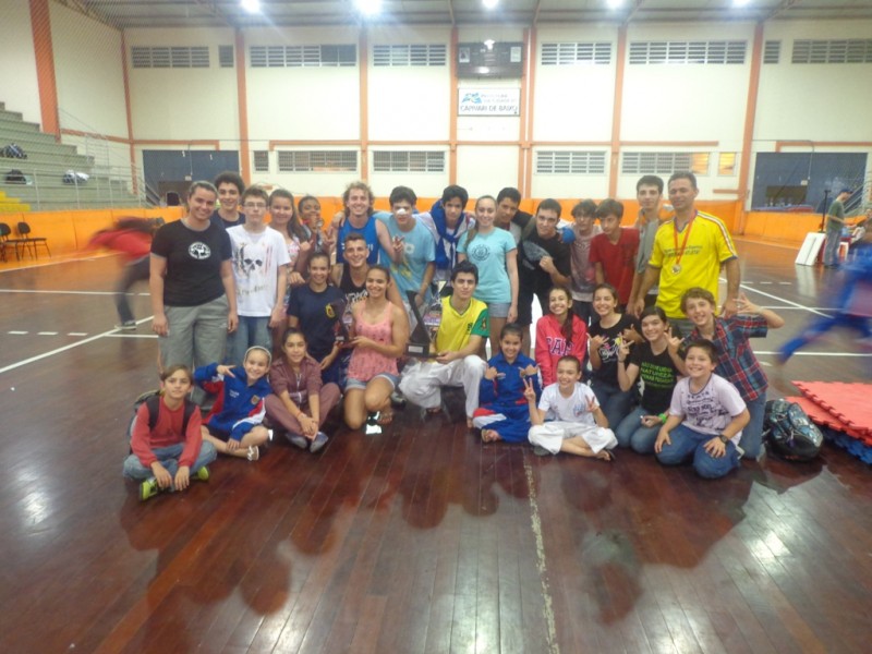 Medalhas e troféus para Cocal no caratê