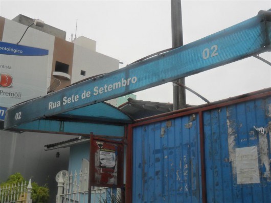 Abrigos de ônibus estão descobertos