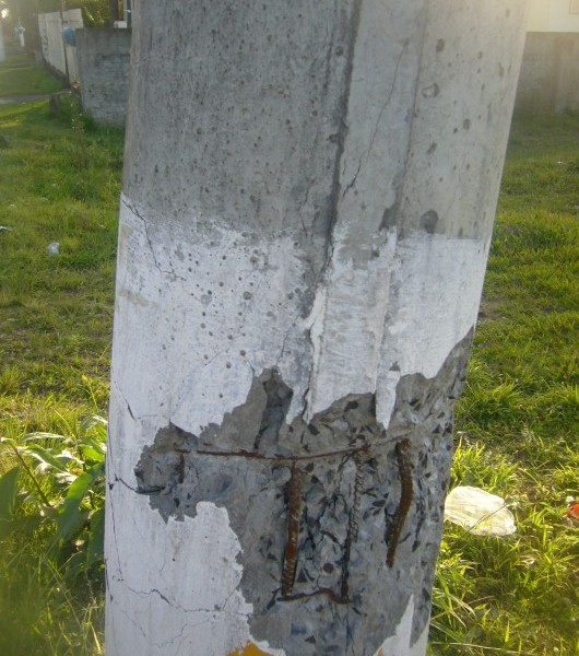 Há 12 dias atingido em acidente, poste ainda está torto
