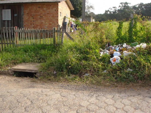 Lixo e buracos na rua