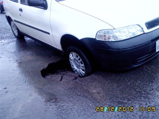Carro cai em buraco em Araranguá
