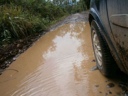 Péssimo estado da estrada da Linha Da Boit