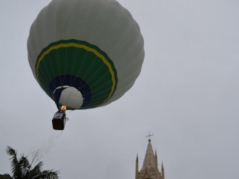 Papai Noel chega de balão em Cocal do Sul 