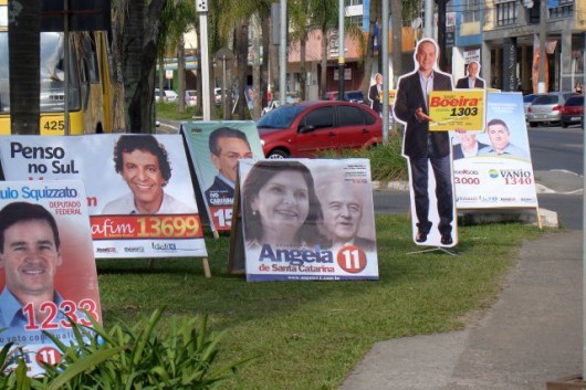 Multa de até R$ 8 mil para placas em rotatórias