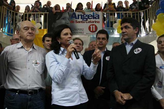 Salvaro oficializa voto a Ângela