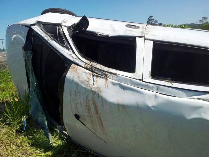 Veículo capota na BR-101 e duas pessoas ficam feridas 