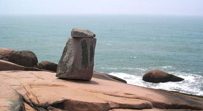 Mulher escorrega na Pedra do Frade e cai no mar 
